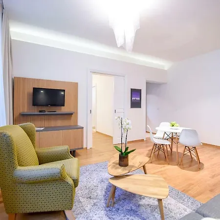 Apartment Centre Chic 1/4 *